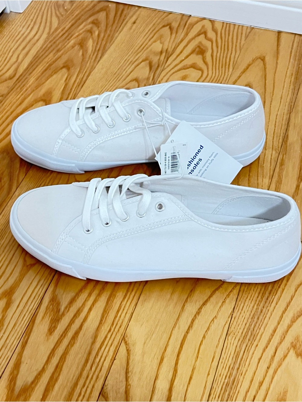 Old Navy White Low-Top Comfy Canvas Sneakers Size 9 Perfect Everyday Shoes - Picture 12 of 13